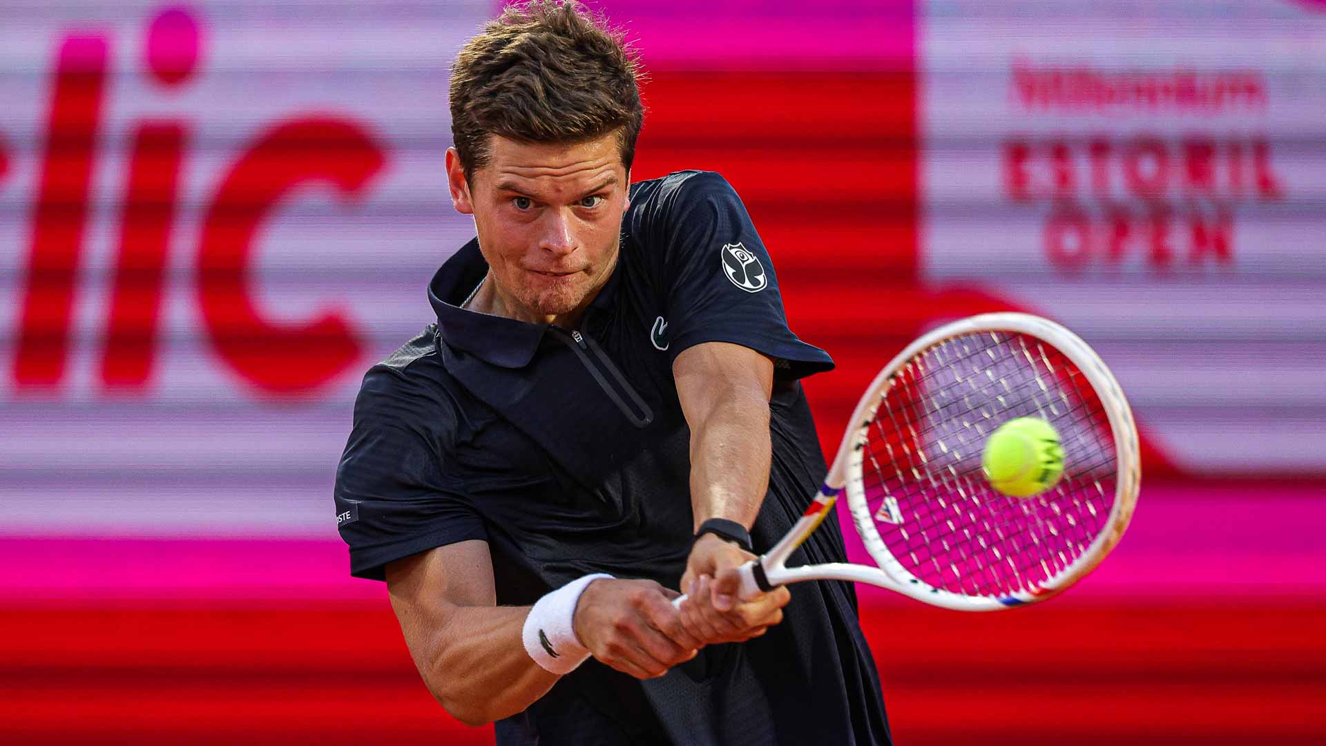 Alexander Blockx battles past Luciano Darderi in three sets Saturday evening in Estoril.