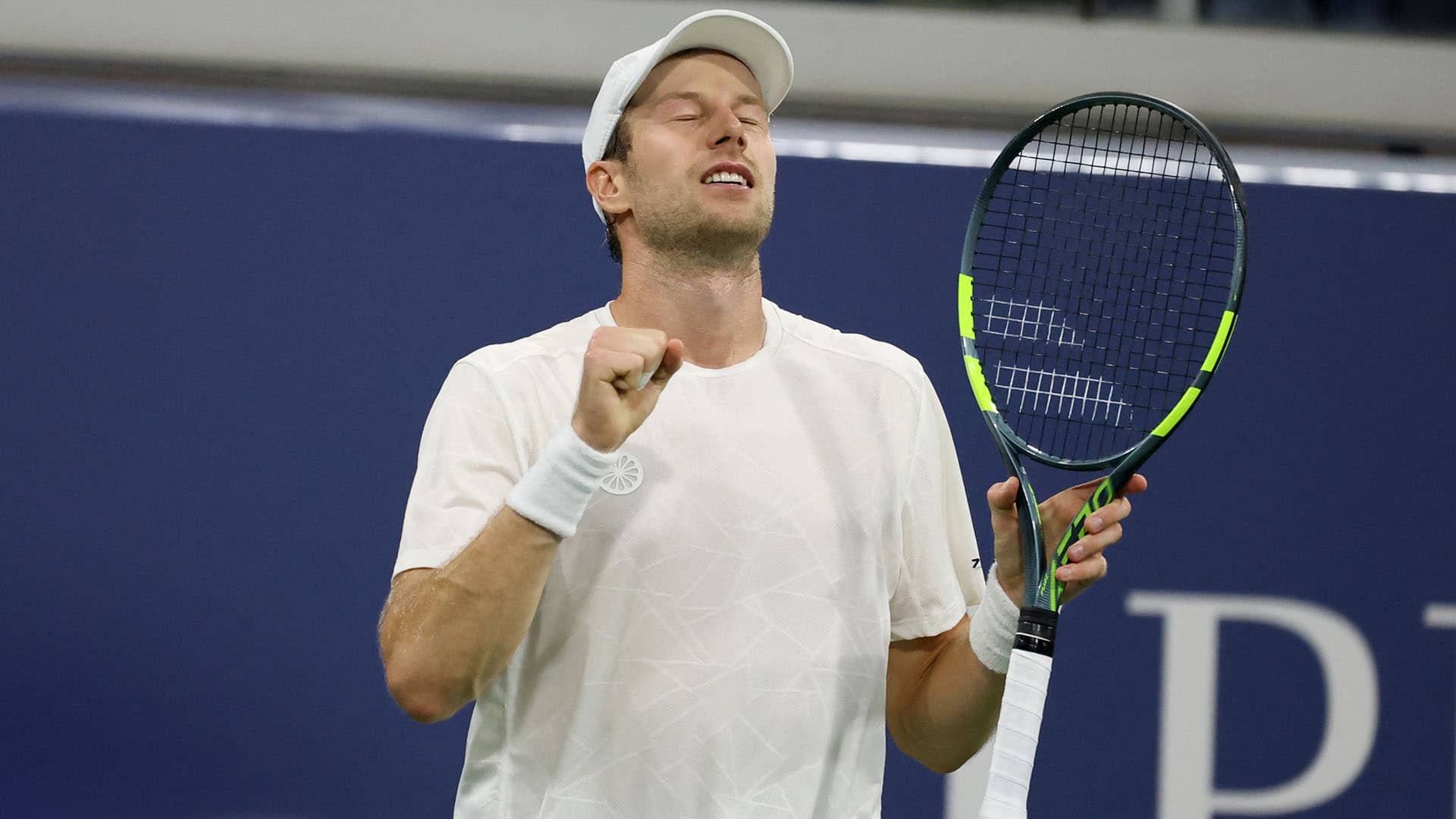 Botic van de Zandschulp rallies past Arthur Gea 3-6, 6-7(0), 7-6(7), 7-6(3), 6-4 on Monday.
