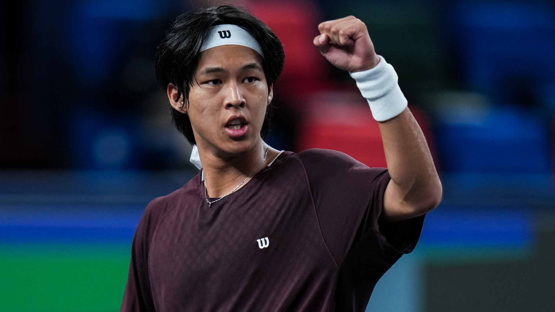 Zhou Yi defeats Lorenzo Musetti in three sets on Friday evening in Shanghai.